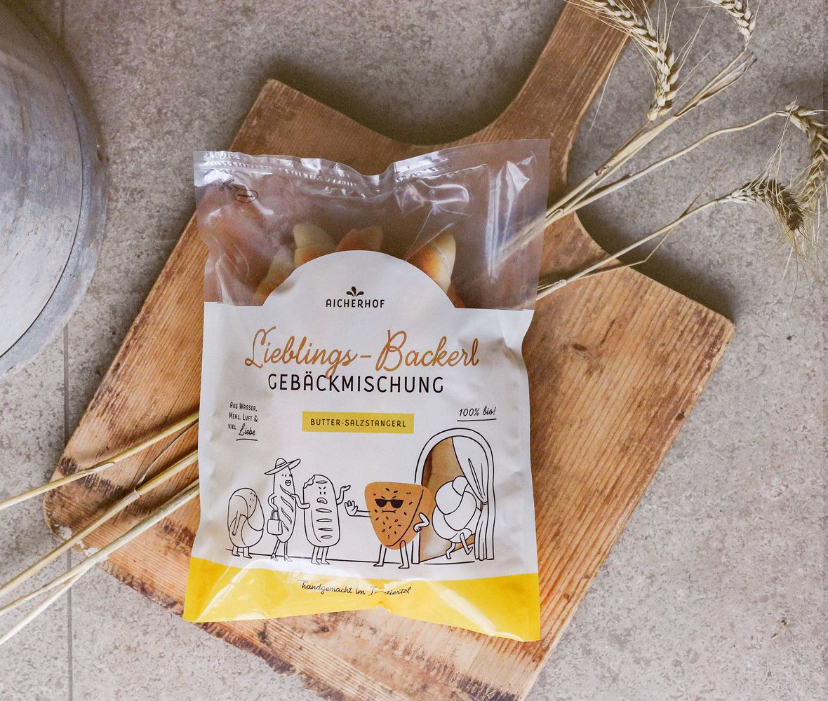 Umgesetztes Packaging von den mit Gold prämierte Bio-Butter-Salzstangerl vom Aicherhof in Oberösterreich: Türsteher-Kornweckerl stoppt angebissenes Wecker, damit es nicht ins Saukerl kommt.