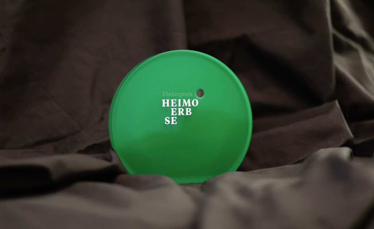Award-Gestaltung im Zuge des Brandings für den Förderpreis Heimo Erbse in Salzburg. Runder, grüner Award aus Plexiglas.