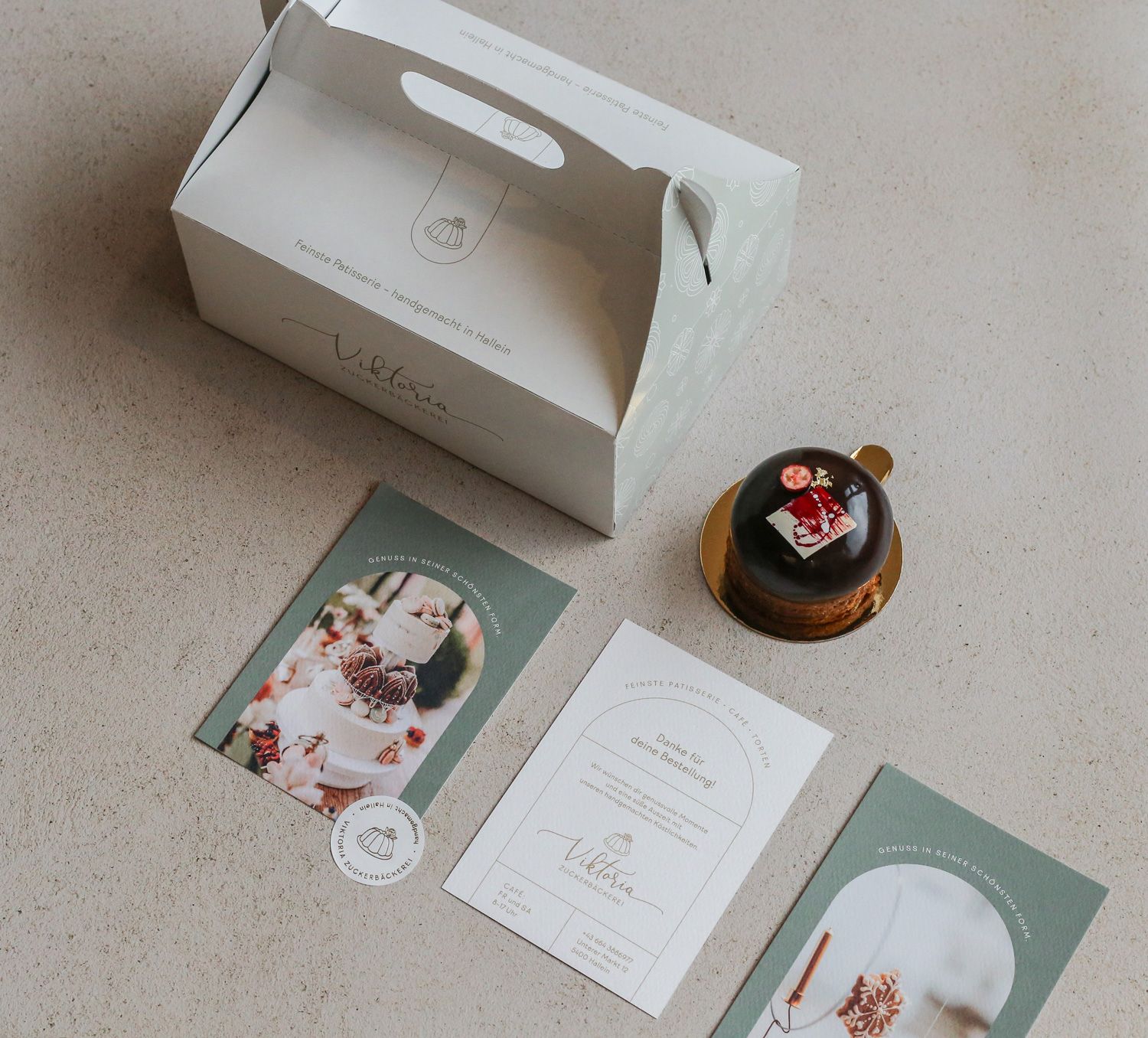 Tortenverpackung, Flyer und Sticker des neuen Corporate Designs von Viktoria Zuckerbäckerei in Hallein, Salzburg