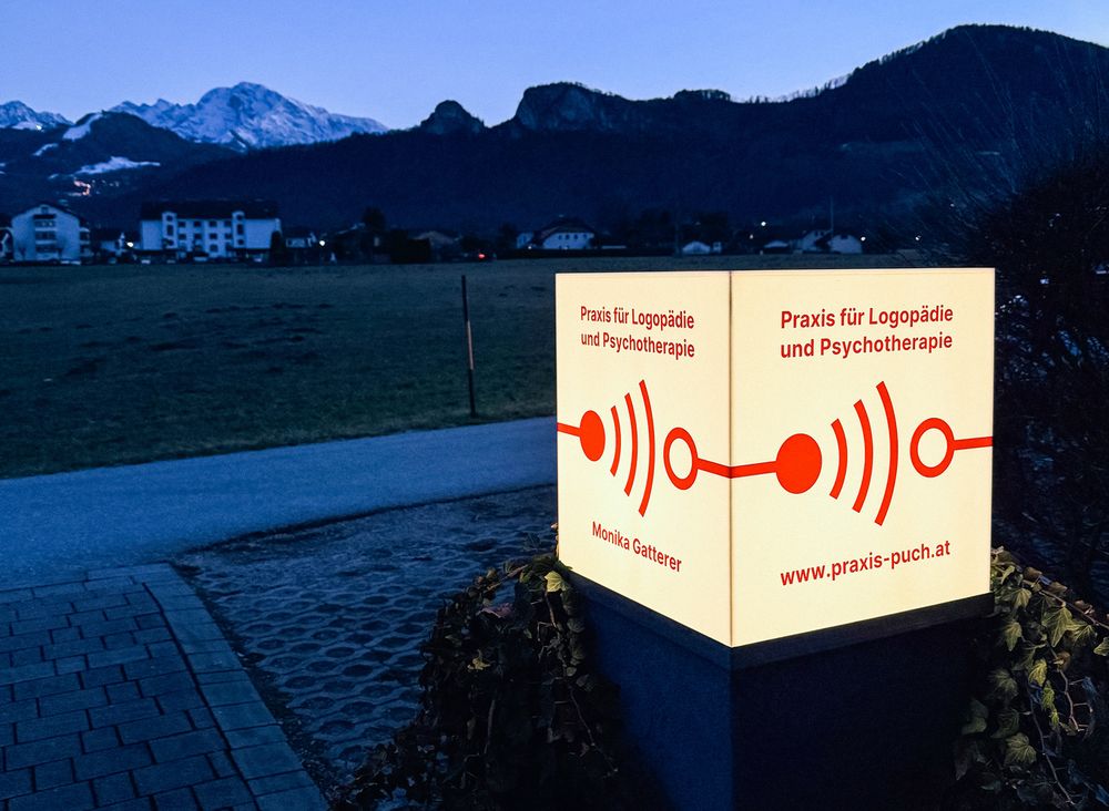 Leuchtwürfel zu blauer Stunde mit Beklebung: Monika Gatterer – Praxis für Logopädie und Psychotherapie – www.praxis-puch.at