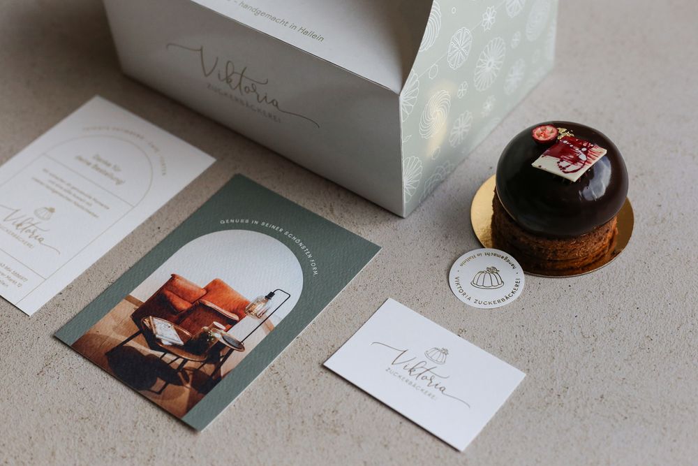 Corporate Design, Drucksorten und Verpackung von Viktoria Zuckerbäckerei in Hallein inkl. Veredelung.